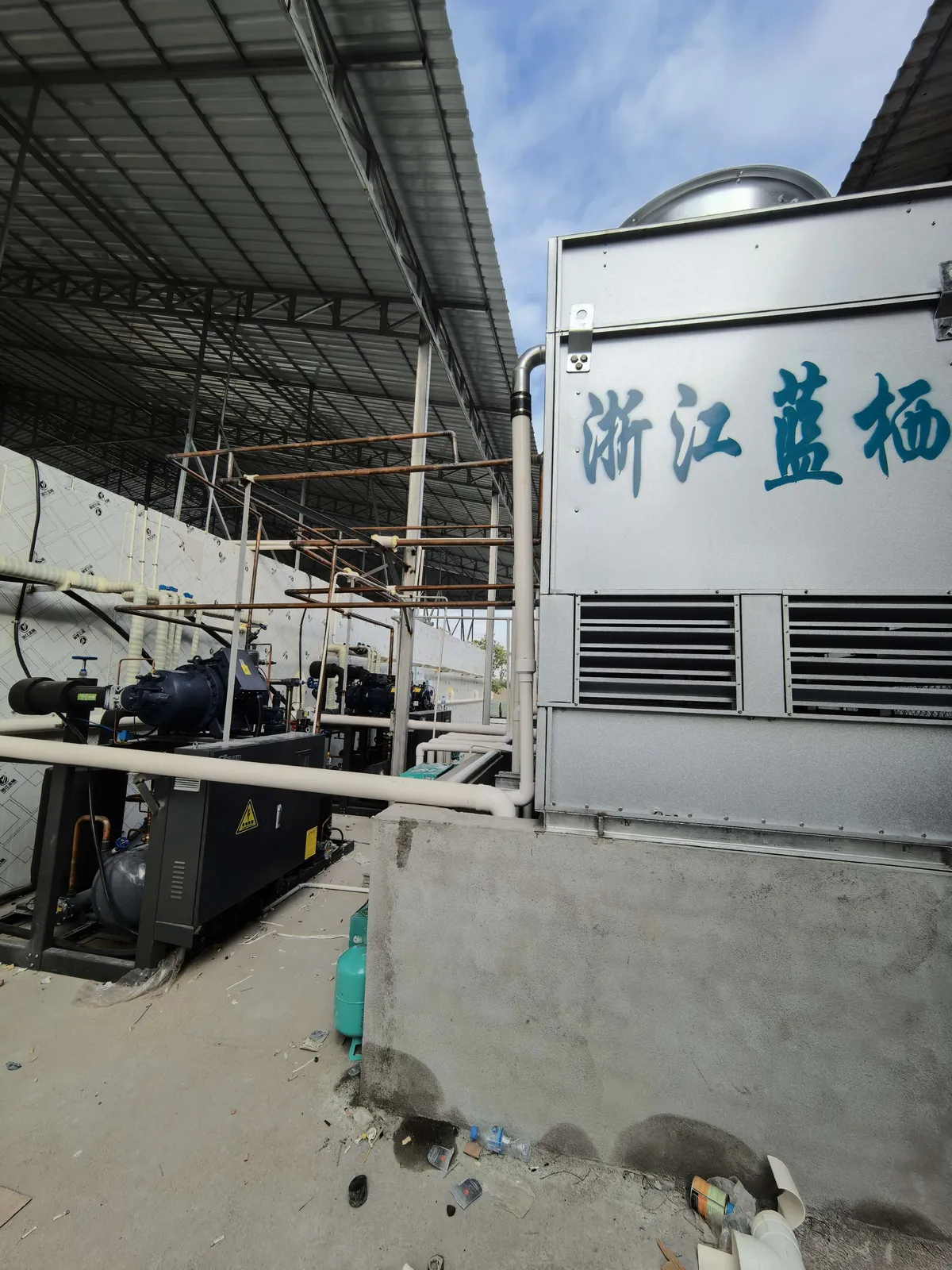 浙江蓝栖室外制冷设备与管路现场
